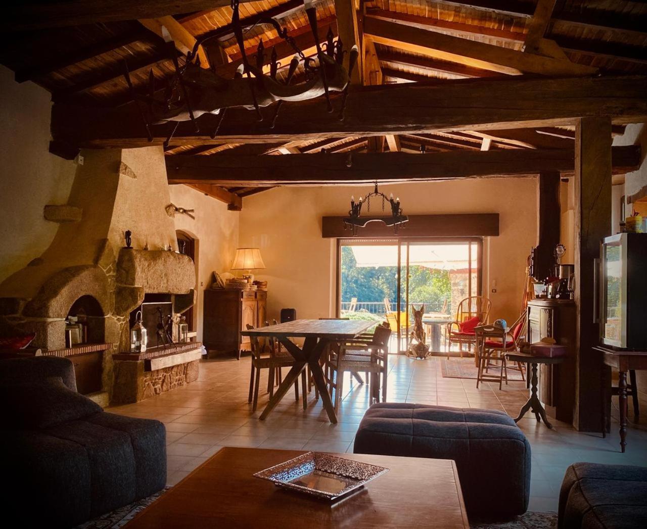 Le Moulin Du Guy, Proche Du Puy Dufou Panzió Chanverrie Kültér fotó