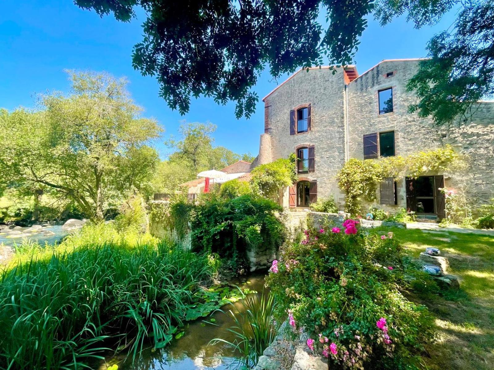 Le Moulin Du Guy, Proche Du Puy Dufou Panzió Chanverrie Kültér fotó
