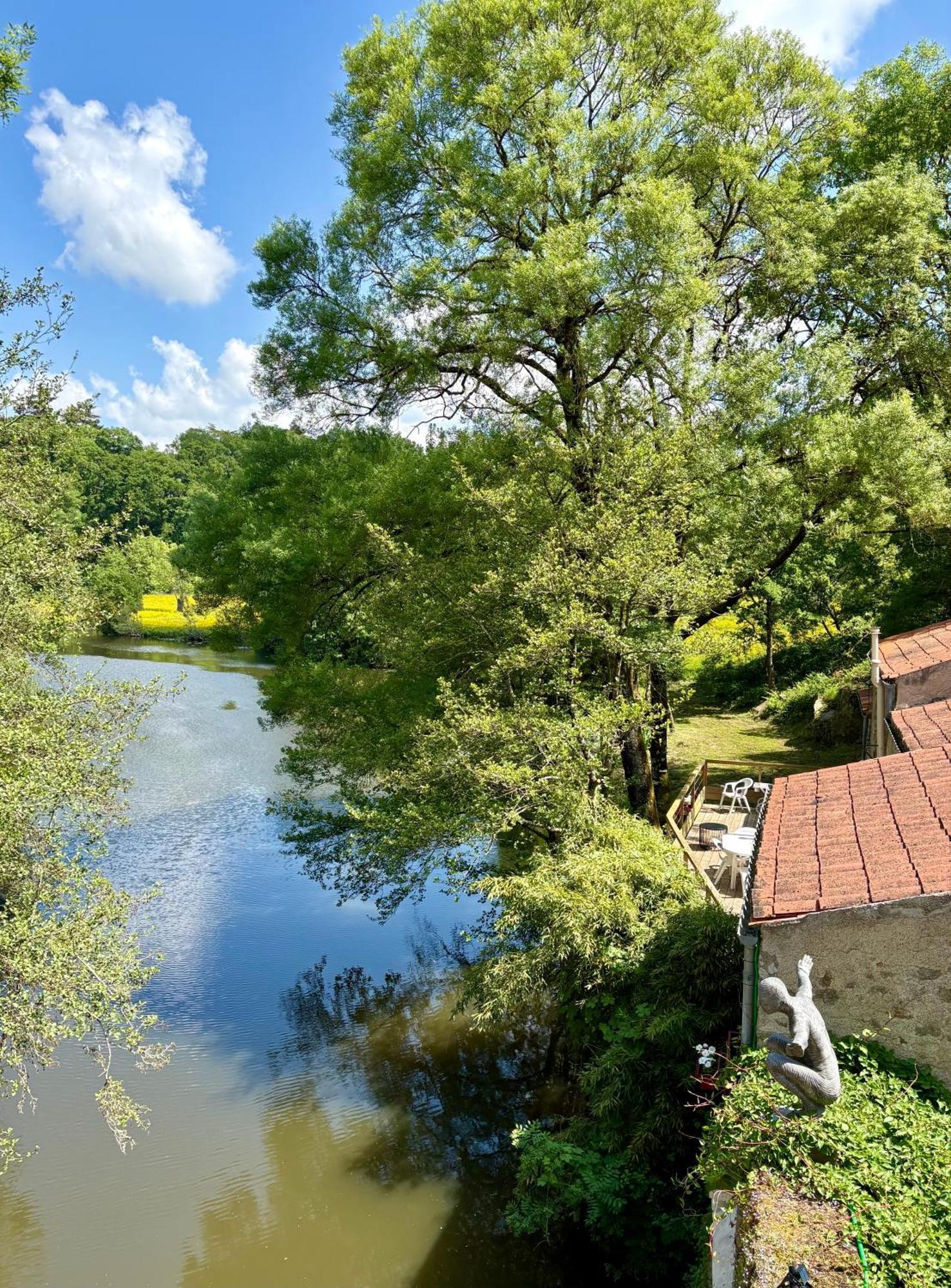 Le Moulin Du Guy, Proche Du Puy Dufou Panzió Chanverrie Kültér fotó