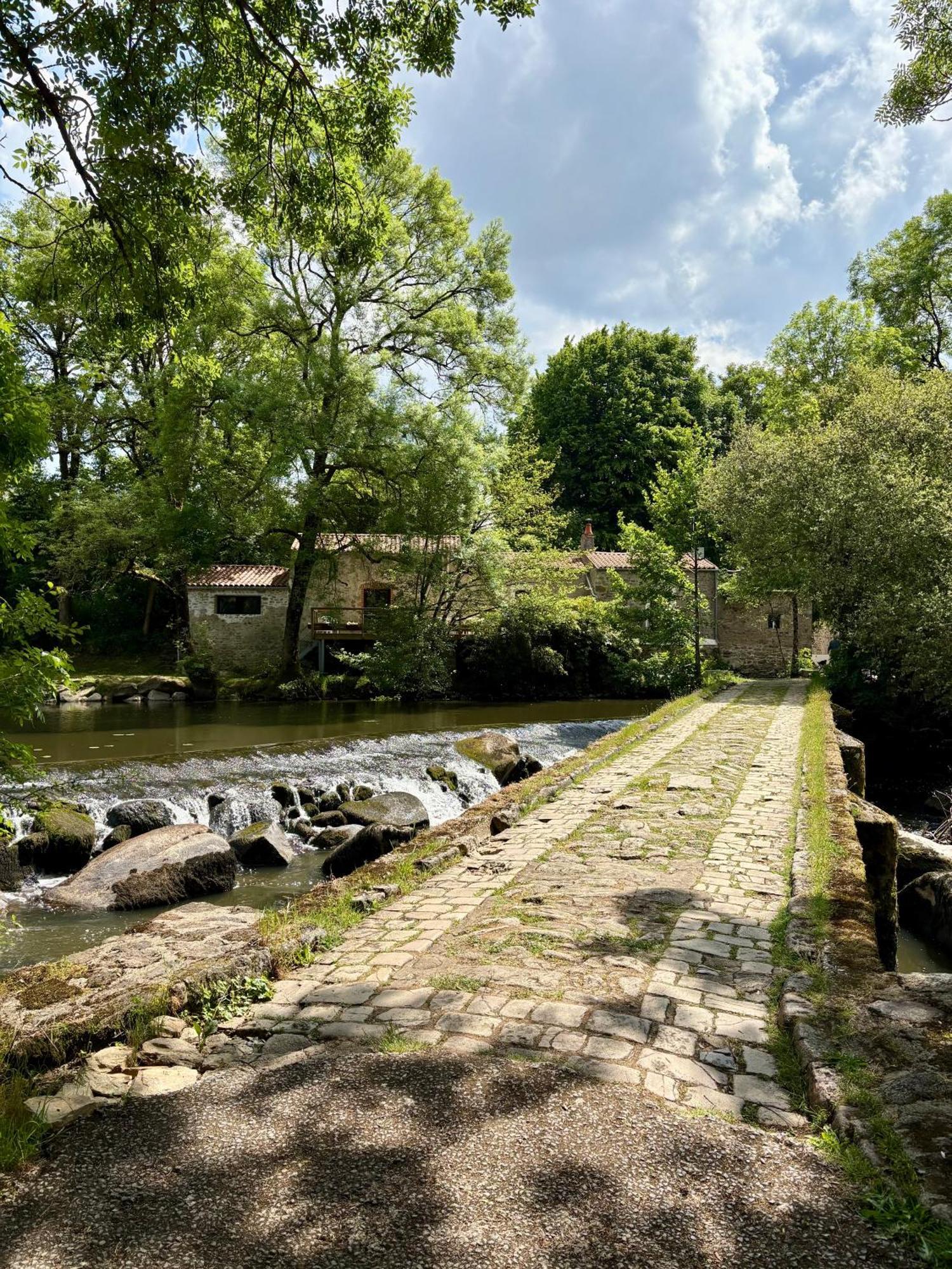 Le Moulin Du Guy, Proche Du Puy Dufou Panzió Chanverrie Kültér fotó